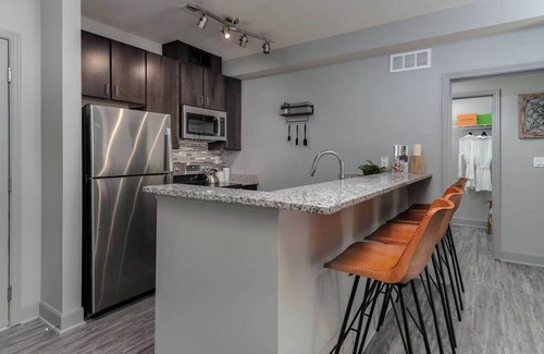 Central Business District Apartamento | CozySuites at the Banks gym, pool 10