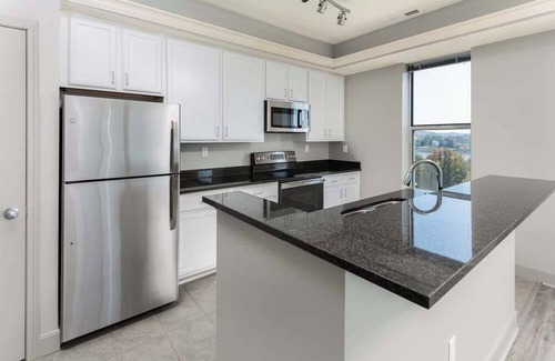 Central Business District Apartamento | CozySuites at the Banks gym, pool 10