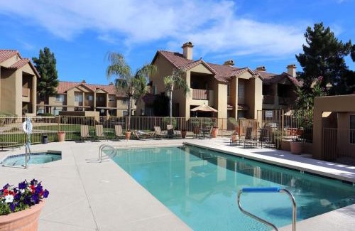 North Scottsdale Apartamento | CozySuites at TPC Scottsdale with parking and pool