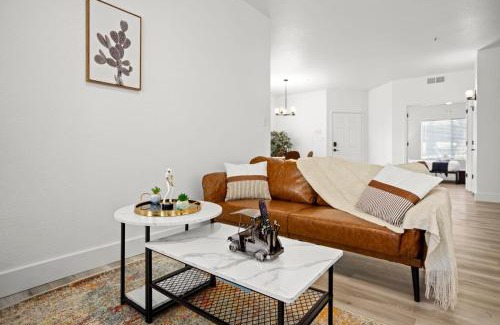 North Scottsdale Apartamento | CozySuites at TPC Scottsdale with parking and pool