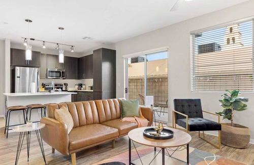 Camelback East Apartamento | CozySuites at Vela Camelback