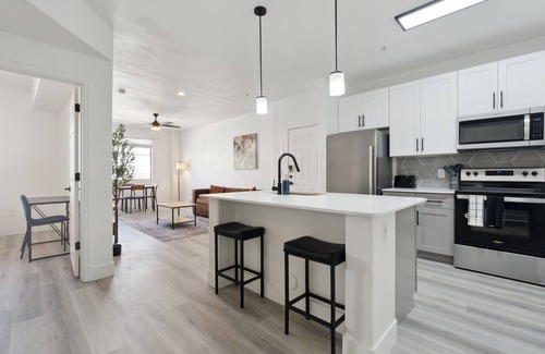 Glendale Sports and Entertainment District Apartamento | CozySuites at Zone Westgate