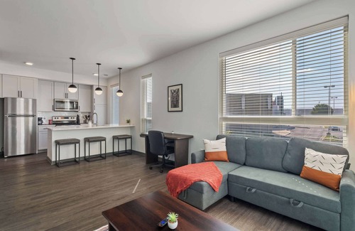 Indianapolis Apartamento | CozySuites Ayr | parking, pool, gym #03