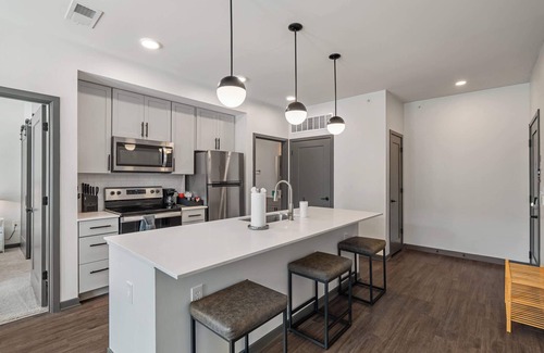 Indianapolis Apartamento | CozySuites Ayr | parking, pool, gym #08