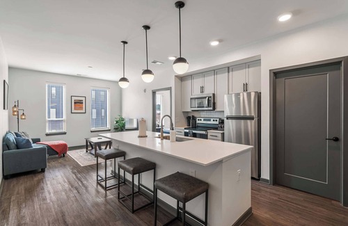 Indianapolis Apartamento | CozySuites Ayr | parking, pool, gym #08