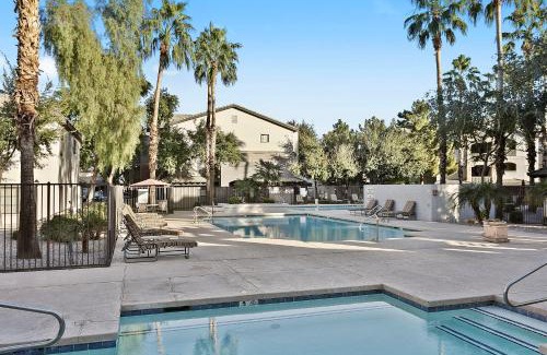 Chandler Apartamento | CozySuites Chandler with 2 pools, jacuzzi, arcade!