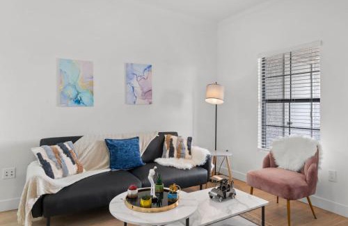 Chandler Apartamento | CozySuites Chandler with 2 pools, jacuzzi, arcade!