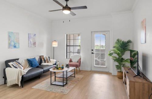 Chandler Apartamento | CozySuites Chandler with 2 pools, jacuzzi, arcade!