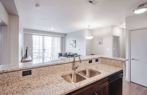 Central Business District Apartamento | CozySuites - Current at the Banks
