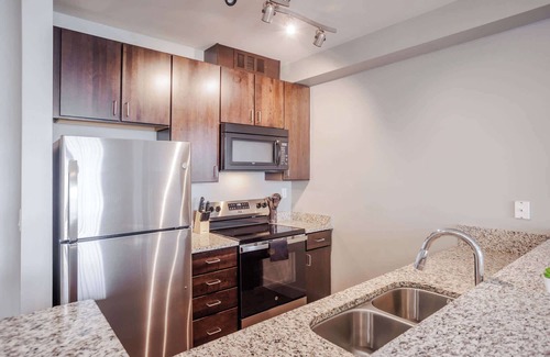 Central Business District Apartamento | CozySuites - Current at the Banks