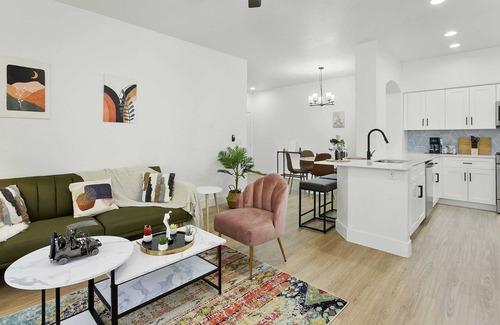 Glendale Sports and Entertainment District Apartamento | CozySuites Glendale by the stadium w/ pool! 06