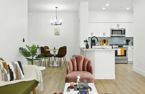 Glendale Sports and Entertainment District Apartamento | CozySuites Glendale by the stadium w/ pool! 06