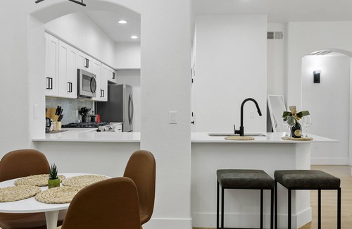 Glendale Sports and Entertainment District Apartamento | CozySuites Glendale by the stadium w/ pool! 06