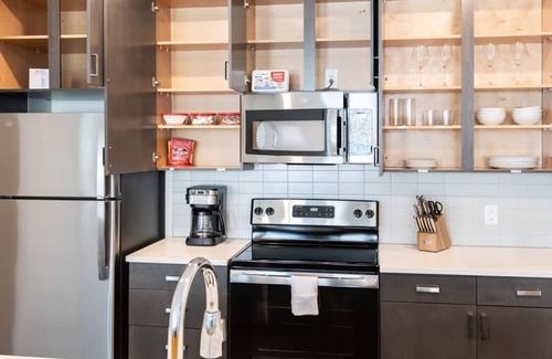Central Business District Apartamento | Cozysuites l Luxe 2BR in Downtown Cincinnati