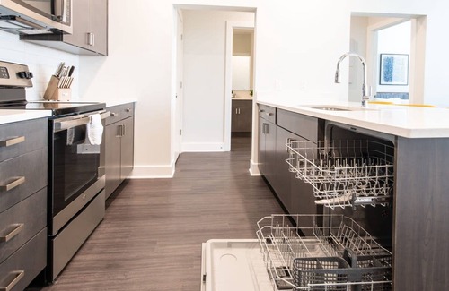 Central Business District Apartamento | Cozysuites l Luxe 2BR in Downtown Cincinnati