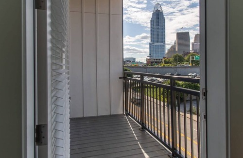 Central Business District Apartamento | Cozysuites l Luxe 2BR in Downtown Cincinnati