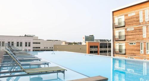 Cole-Noble District Apartamento | CozySuites l Roomy 1BR, Monument Circle, Indy