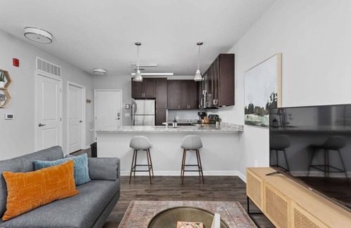 Cole-Noble District Apartamento | Cozysuites l Roomy 1BR Monument Circle Indy