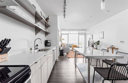 Downtown Indianapolis Apartamento | Cozysuites l Trendy 2BR Bottleworks Indy 1