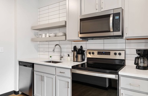 Lockerbie Square Apartamento | Cozysuites Mass w Parking Lounge Roof Deck 25