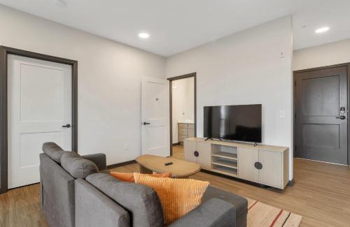 Lockerbie Square Apartamento | CozySuites Mass w parking lounge & roof deck #26