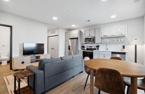 Lockerbie Square Apartamento | CozySuites Mass w parking lounge & roof deck #26