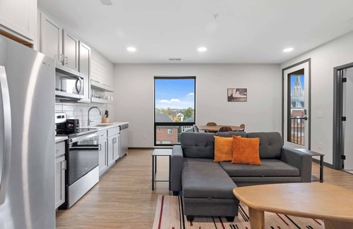 Lockerbie Square Apartamento | CozySuites Mass with parking, lounge & roof deck #39