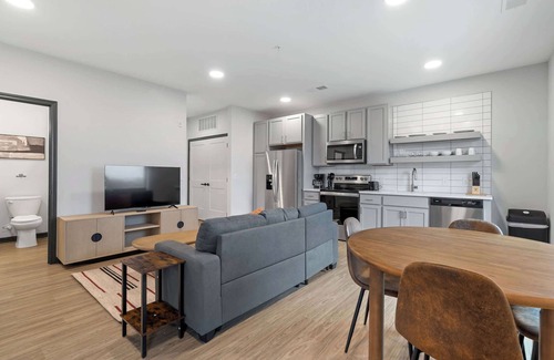 Lockerbie Square Apartamento | CozySuites Mass with parking, lounge & roof deck #39