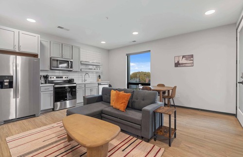 Lockerbie Square Apartamento | CozySuites Mass with parking, lounge & roof deck #39