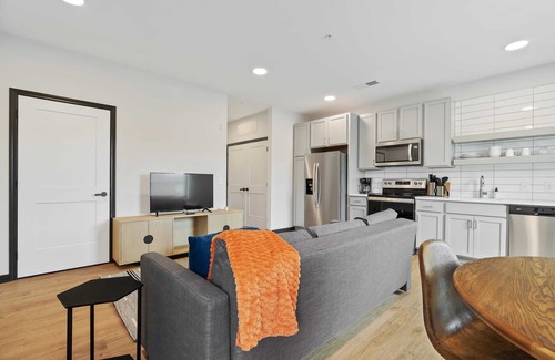Lockerbie Square Apartamento | CozySuites Mass with parking, lounge and roof deck 2