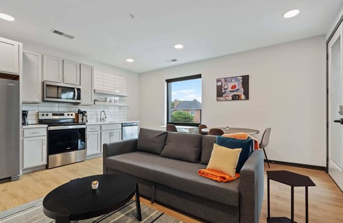 Lockerbie Square Apartamento | CozySuites Mass with parking, lounge and roof deck 2