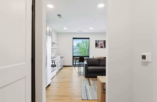 Lockerbie Square Apartamento | CozySuites Mass with parking, lounge and roof deck 2