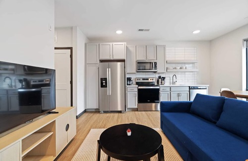 Lockerbie Square Apartamento | CozySuites Mass with parking, lounge and roof deck 4