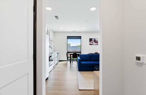 Lockerbie Square Apartamento | CozySuites Mass with parking, lounge and roof deck 4