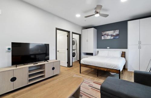 Lockerbie Square Apartamento | CozySuites Mass with parking lounge & roof deck #25