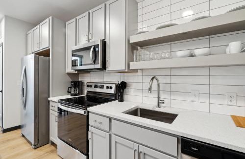 Lockerbie Square Apartamento | CozySuites Mass with parking lounge & roof deck #25