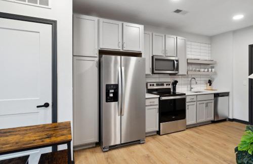 Lockerbie Square Apartamento | CozySuites Mass with parking lounge & roof deck #25