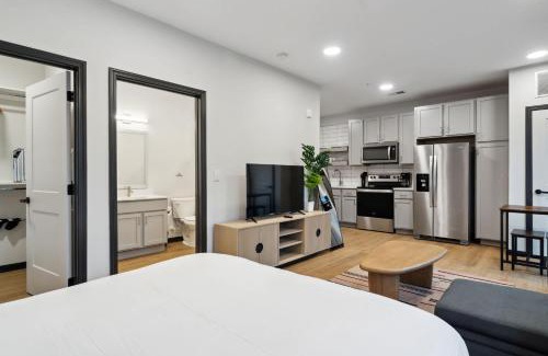 Lockerbie Square Apartamento | CozySuites Mass with parking lounge & roof deck #35