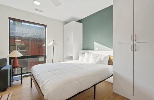Lockerbie Square Apartamento | CozySuites Mass with parking lounge & roof deck #36
