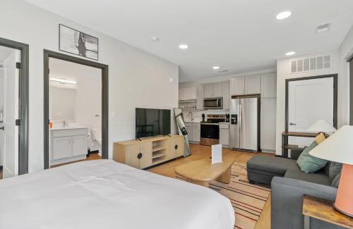 Lockerbie Square Apartamento | CozySuites Mass with parking lounge & roof deck #36