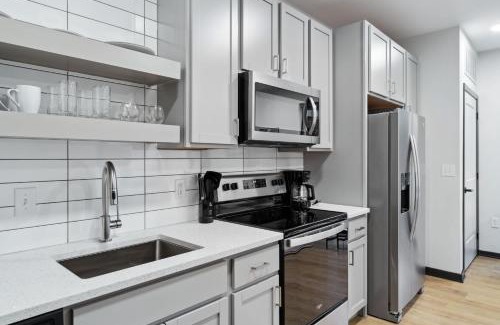 Lockerbie Square Apartamento | CozySuites Mass with parking lounge & roof deck #36
