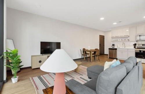 Lockerbie Square Apartamento | CozySuites Mass with parking lounge & roof deck #37