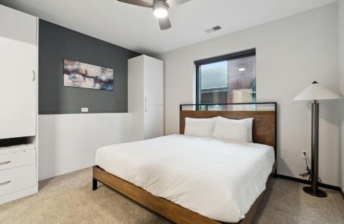 Lockerbie Square Apartamento | CozySuites Mass with parking lounge & roof deck #37