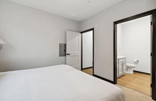 Lockerbie Square Apartamento | CozySuites Mass with parking lounge & roof deck #37