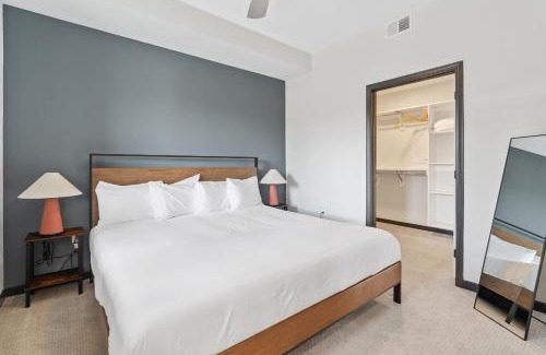 Lockerbie Square Apartamento | CozySuites Mass with parking lounge & roof deck #32