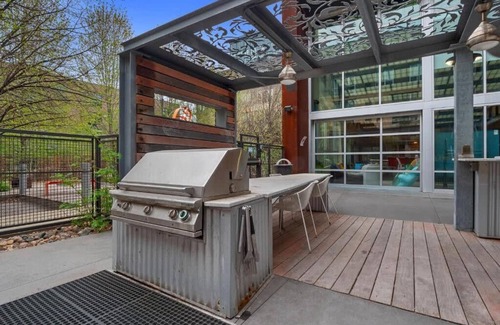 Mill District Apartamento | Cozysuites Mill District Pool gym 02