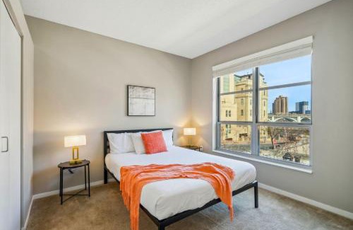 Mill District Apartamento | CozySuites Mill District with pool, gym #11