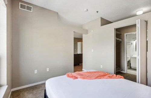 Mill District Apartamento | CozySuites Mill District with pool, gym #11