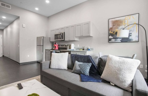 Cultural District Apartamento | CozySuites Modern 1BR in Downtown Pitts 9