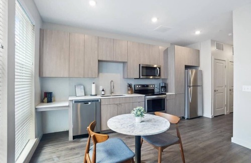 Lower Lawrenceville Apartamento | CozySuites Modern 1BR, Lawrenceville